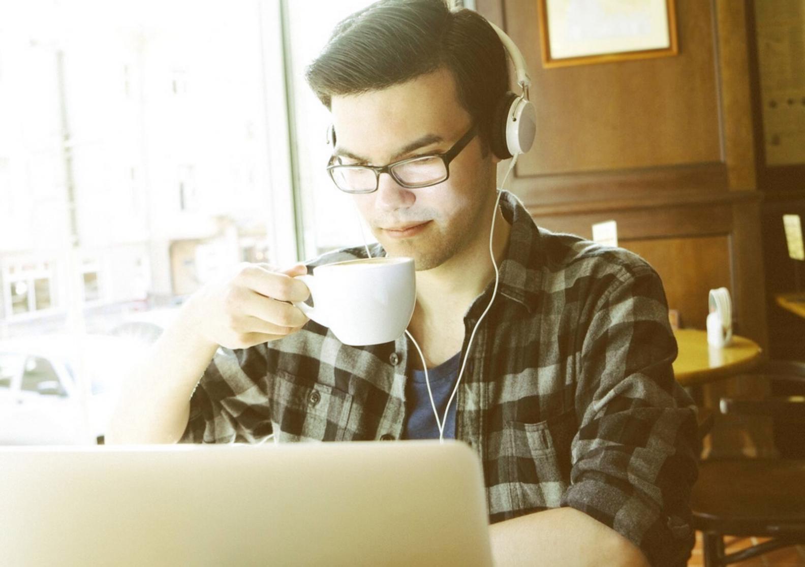 Live-Sitzung mit direkter Interaktion zwischen Dozent und Lernenden