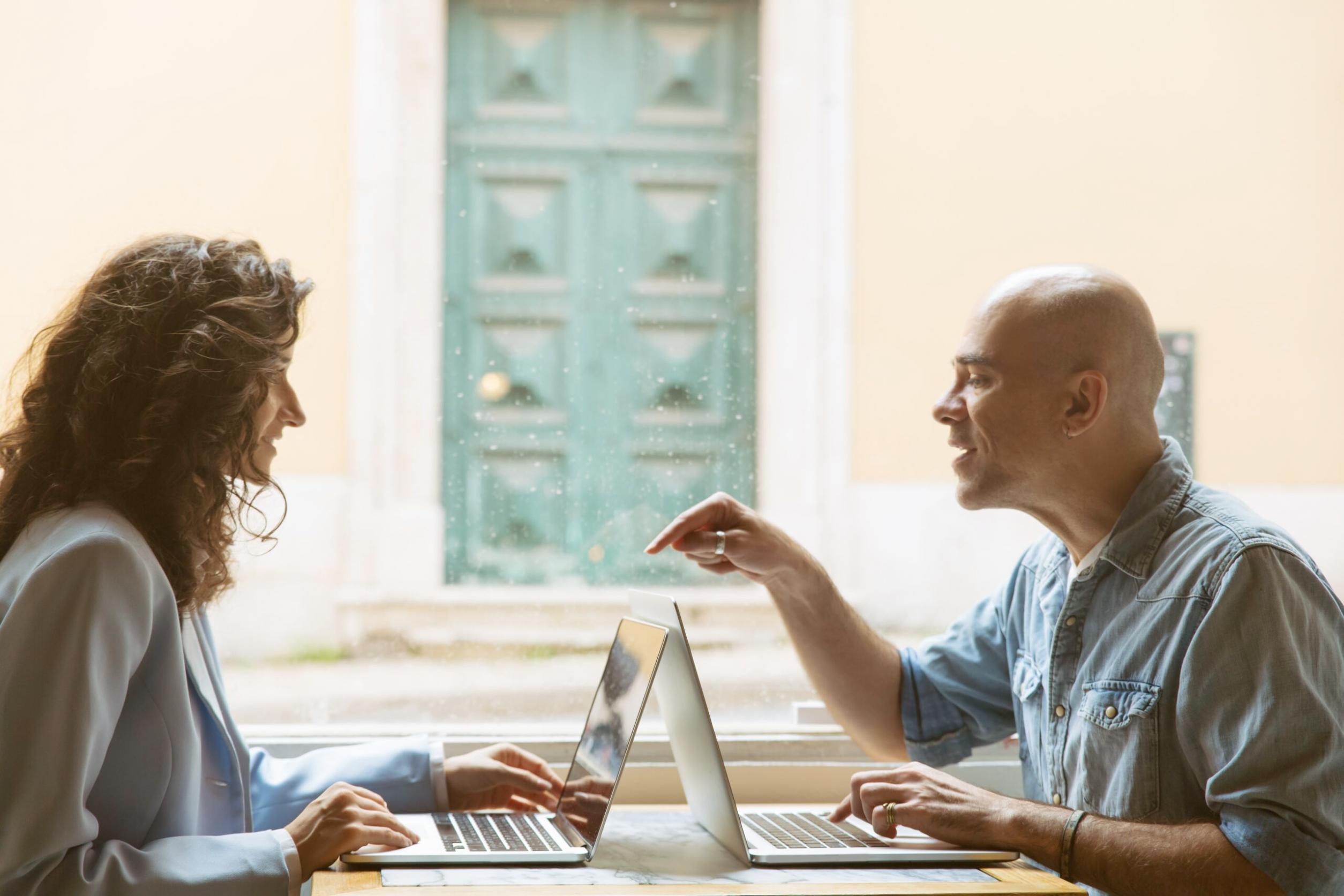 Verschiedene Personen beim gemeinsamen Lernen in einer digitalen Umgebung